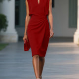 Laura | Vestido midi elegante sin mangas con detalle drapeado y abertura frontal