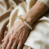 Pulsera Elegante de Oro y Margaritas
