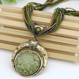 Collar retro con colgante etnológico en cristal verde