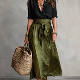 Carmen | Conjunto de dos piezas: camiseta negra y falda midi verde oliva