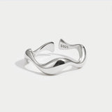 Anillo de olas plateado